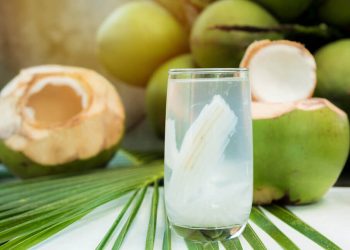 Cegah Ketombe dengan Gunakan Air Kelapa, Ini Manfaatnya untuk Kesehatan Rambut