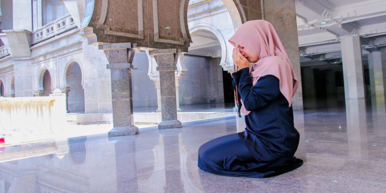 Muslimah Wajib Tahu! Ini Adab yang Perlu Diperhatikan Saat Hendak Pergi ke Masjid