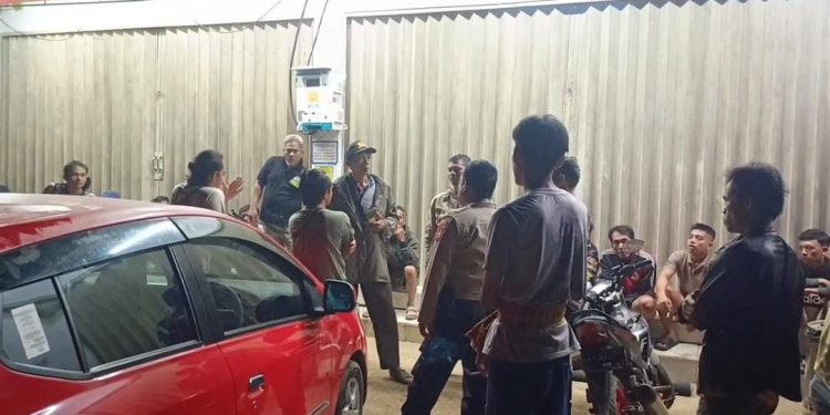 Warga Talang Dantuk Seluma Gagalkan Aksi Penipuan Jual Beli Mobil, Ban Mobil Pelaku Dikempeskan Massa