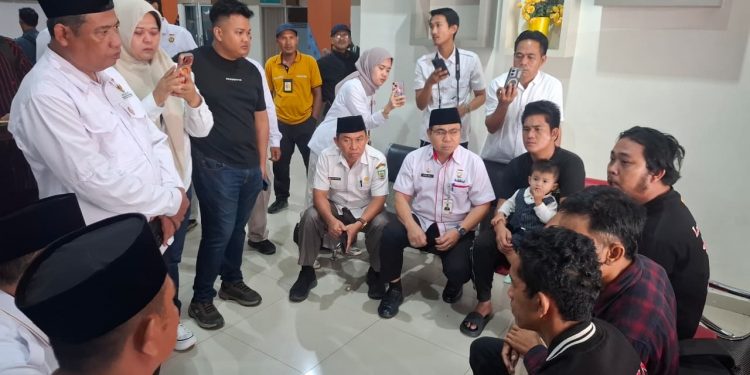 Korban TPPO Kamboja Asal Bengkulu Tiba di Bandara Fatmawati, Tangis Haru Keluarga Pecah