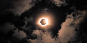 Fenomena Astronomi Februari 2026: Dari Fase Bulan hingga Gerhana Cincin