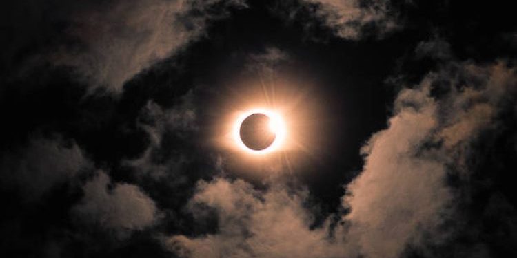 Fenomena Astronomi Februari 2026: Dari Fase Bulan hingga Gerhana Cincin