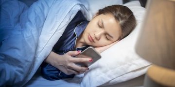 Sering Main HP Jelang Tidur? Ini 3 Dampak Buruk yang Perlu Kamu Waspadai