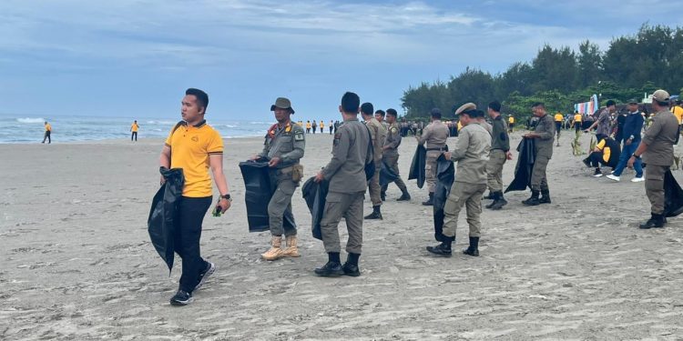 Pemprov Bengkulu Bersama Sejumlah Istansi Bahu-Membahu Bersihkan Pantai Panjang