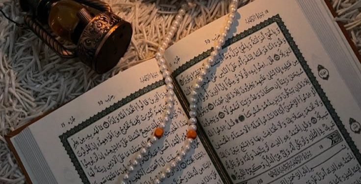 6 Keutamaan Membaca Surah Al Adiyat dalam Islam, Pengingat bagi Hati yang Lalai