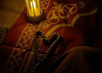 Ini 5 Perbedaan Tahajud dan Qiyamul Lail, Ibadah Malam yang Sering Disamakan