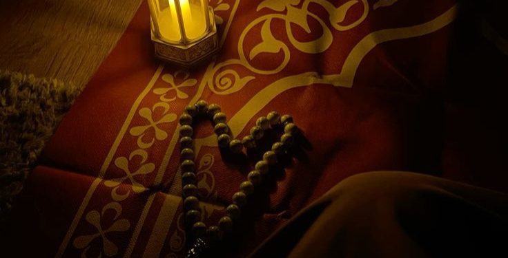 Ini 5 Perbedaan Tahajud dan Qiyamul Lail, Ibadah Malam yang Sering Disamakan