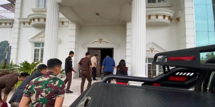 Rumah Mantan Bupati Kepahiang Digeledah Jaksa, Diduga Terkait Penyelewengan Lahan GOR