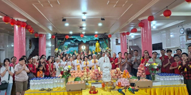 Imlek 2026 di Bengkulu, Umat Buddha Doakan Kebersamaan Lewat Pelita Puja