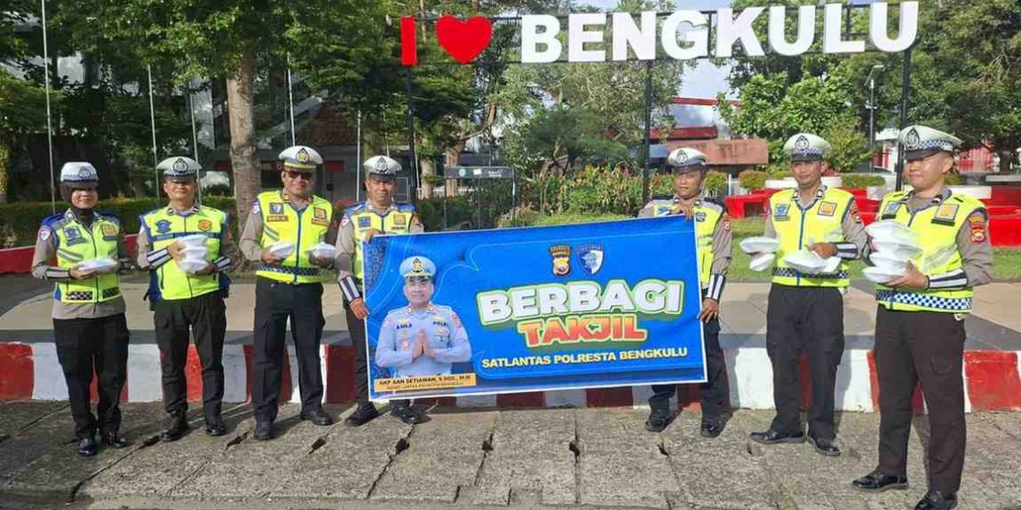 Satlantas Polresta Bengkulu Berbagi Takjil, Sasar Pengendara di Simpang Lima Ratu Samban