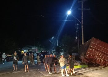 Diduga Rem Blong, Truk Kontainer Terguling di Fly Over Tais, Sopir dan Kernet Tewas Terjepit