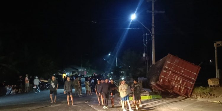 Diduga Rem Blong, Truk Kontainer Terguling di Fly Over Tais, Sopir dan Kernet Tewas Terjepit