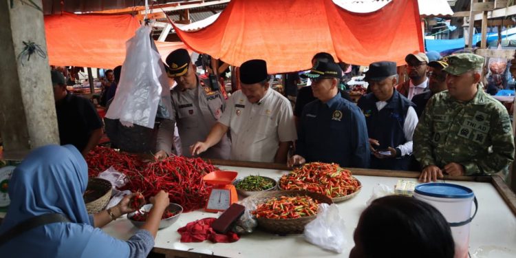 Cegah Kenaikan Harga Jelang Idul Fitri, Polres Bengkulu Selatan Gelar Operasi Pasar di Kutau