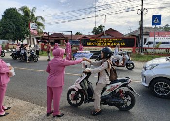 Ramadan Berbagi, Polsek Sukaraja dan Bhayangkari Bagikan 100 Paket Takjil