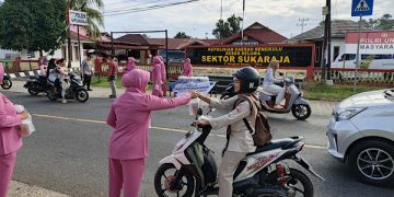 Ramadan Berbagi, Polsek Sukaraja dan Bhayangkari Bagikan 100 Paket Takjil