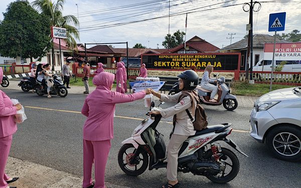 Ramadan Berbagi, Polsek Sukaraja dan Bhayangkari Bagikan 100 Paket Takjil