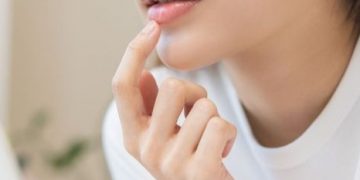 Cara Mengatasi Bibir Kering Saat Puasa, Salah Satunya Gunakan Pelembab, Biar Tetap Sehat