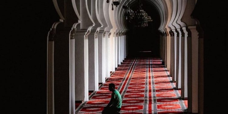 Tata Cara Sholat Hajat Lengkap dengan Doanya, Amalan Memohon Pertolongan Allah