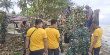 Wujud Dukungan Program ASRI, Polres Bengkulu Selatan Bersihkan Pantai Pasar Bawah dari Tumpukan Sampah