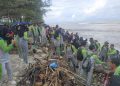 Bupati dan Warga Kompak Bersihkan Pantai Pasar Bawah Bengkulu Selatan