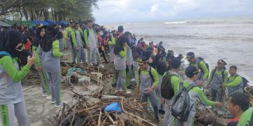 Bupati dan Warga Kompak Bersihkan Pantai Pasar Bawah Bengkulu Selatan