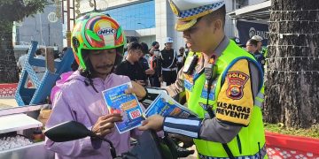 Ops Keselamatan Nala 2026, Ditlantas Polda Bengkulu Edukasi Pengendara Lewat Pembagian Stiker dan Brosur