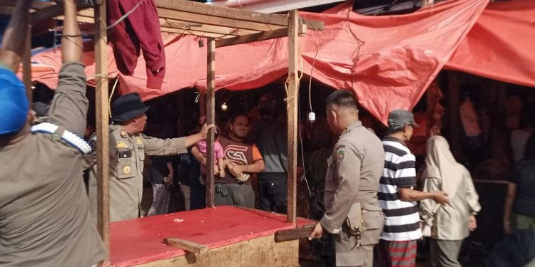 Jelang Ramadan, Satpol PP Tertibkan Lapak di Bahu Jalan Sekitar Pasar Panorama