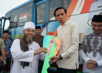 Gubernur Helmi Hasan Serahkan Bantuan Bus Sekolah Gratis, Layani 22.900 Pelajar di Kabupaten Kaur