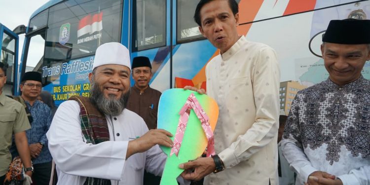 Gubernur Helmi Hasan Serahkan Bantuan Bus Sekolah Gratis, Layani 22.900 Pelajar di Kabupaten Kaur