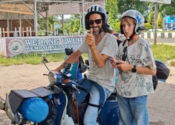 Singgah di Bengkulu, Perjalanan Ayah-Anak dari Australia ke Italia Tembus 40 Ribu Kilometer Pakai Vespa Klasik