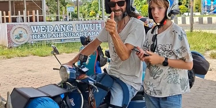 Singgah di Bengkulu, Perjalanan Ayah-Anak dari Australia ke Italia Tembus 40 Ribu Kilometer Pakai Vespa Klasik