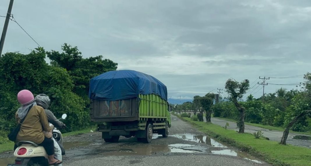 Jalan di Kawasan GOR Bengkulu Selatan Rusak Parah, Warga Soroti Lambannya Penanganan