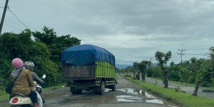 Jalan di Kawasan GOR Bengkulu Selatan Rusak Parah, Warga Soroti Lambannya Penanganan