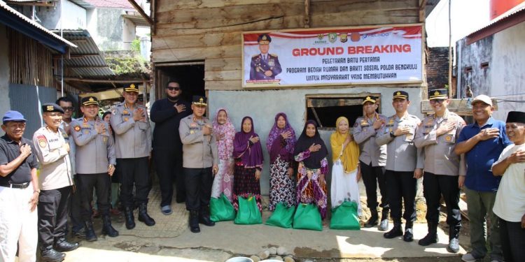 Program Bedah Rumah ke-69, Kapolda Bengkulu Pimpin Peletakan Batu Pertama Rumah Warga di Kota Bengkulu