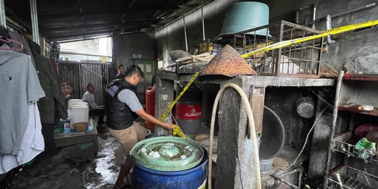 Polda Bengkulu Bongkar Praktik Miras Rumahan, 2 Produsen Arak di Rejang Lebong Diciduk