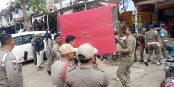 Tegakkan Perda, Satpol PP Kota Bengkulu Angkut Barang Dagangan dan Bongkar Bangunan Ilegal di KZ Abidin