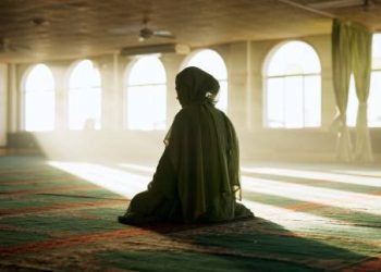 5 Adab Penting Muslimah saat Pergi ke Masjid, Dilarang Memakai Wewangian