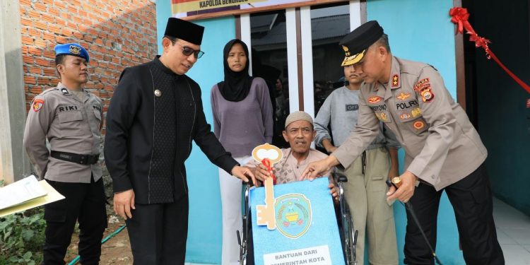Tinggal Bersama Dua Anak, Pandi Warga Disabilitas di Bengkulu Terima Rumah Layak dari Kapolda Bengkulu